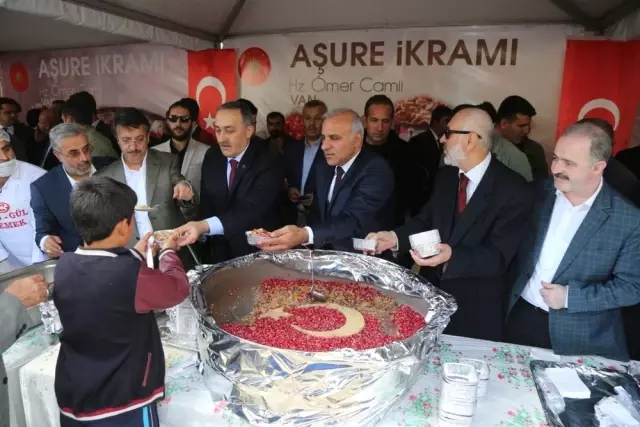 Cumhurbaşkanı Erdoğan'ın Talimatıyla Van'da 2 Bin Kişiye Aşure Dağıtıldı Cumhurbaşkanı Erdoğan'ın Talimatıyla Van'da 2 Bin Kişiye Aşure Dağıtıldı