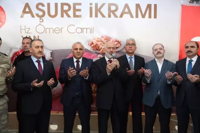 Cumhurbaşkanı Erdoğan'ın Talimatıyla Van'da 2 Bin Kişiye Aşure Dağıtıldı Cumhurbaşkanı Erdoğan'ın Talimatıyla Van'da 2 Bin Kişiye Aşure Dağıtıldı