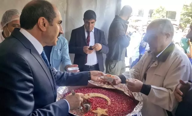 Cumhurbaşkanı Erdoğan'ın Talimatıyla Van'da 2 Bin Kişiye Aşure Dağıtıldı Cumhurbaşkanı Erdoğan'ın Talimatıyla Van'da 2 Bin Kişiye Aşure Dağıtıldı
