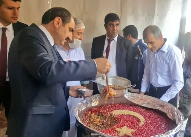 Cumhurbaşkanı Erdoğan'ın Talimatıyla Van'da 2 Bin Kişiye Aşure Dağıtıldı Cumhurbaşkanı Erdoğan'ın Talimatıyla Van'da 2 Bin Kişiye Aşure Dağıtıldı