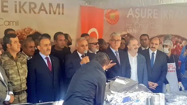 Cumhurbaşkanı Erdoğan'ın Talimatıyla Van'da 2 Bin Kişiye Aşure Dağıtıldı Cumhurbaşkanı Erdoğan'ın Talimatıyla Van'da 2 Bin Kişiye Aşure Dağıtıldı