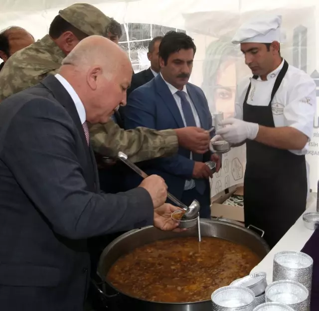 Erzurum'da Vatandaşlara Aşure Dağıtıldı Erzurum'da Vatandaşlara Aşure Dağıtıldı