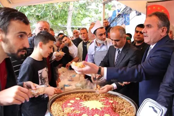 Sivas'ta Cumhurbaşkanlığı Aşuresi Dağıtıldı Sivas'ta Cumhurbaşkanlığı Aşuresi Dağıtıldı