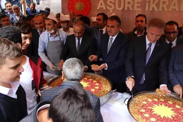 Sivas'ta Cumhurbaşkanlığı Aşuresi Dağıtıldı Sivas'ta Cumhurbaşkanlığı Aşuresi Dağıtıldı
