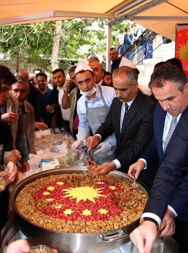 Sivas'ta Cumhurbaşkanlığı Aşuresi Dağıtıldı Sivas'ta Cumhurbaşkanlığı Aşuresi Dağıtıldı