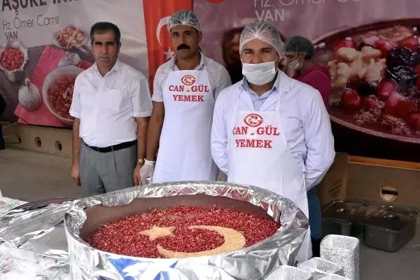 Van'da 2 Bin Kişiye Aşure Dağıtıldı Van'da 2 Bin Kişiye Aşure Dağıtıldı