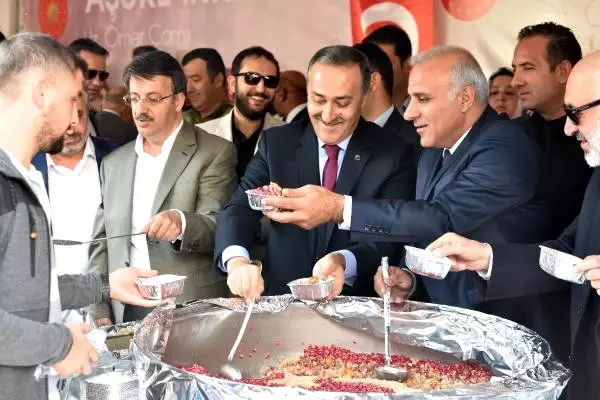 Van'da 2 Bin Kişiye Aşure Dağıtıldı Van'da 2 Bin Kişiye Aşure Dağıtıldı