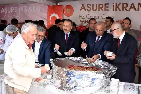 Van'da 2 Bin Kişiye Aşure Dağıtıldı Van'da 2 Bin Kişiye Aşure Dağıtıldı