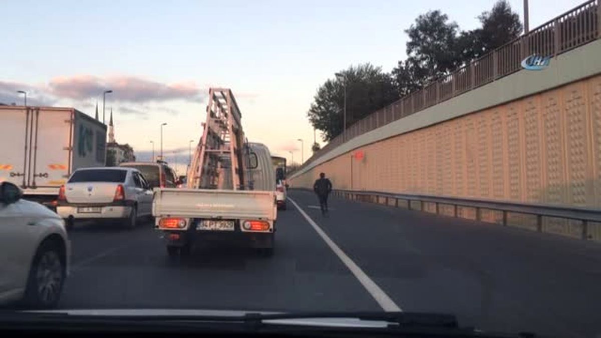 E-5'te Otobüse Yetişmek İçin Koşan Vatandaş İlginç Görüntüler Oluşturdu