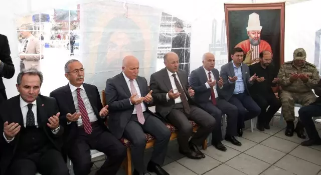 Erzurum'da Vatandaşlara Aşure Dağıtıldı Erzurum'da Vatandaşlara Aşure Dağıtıldı