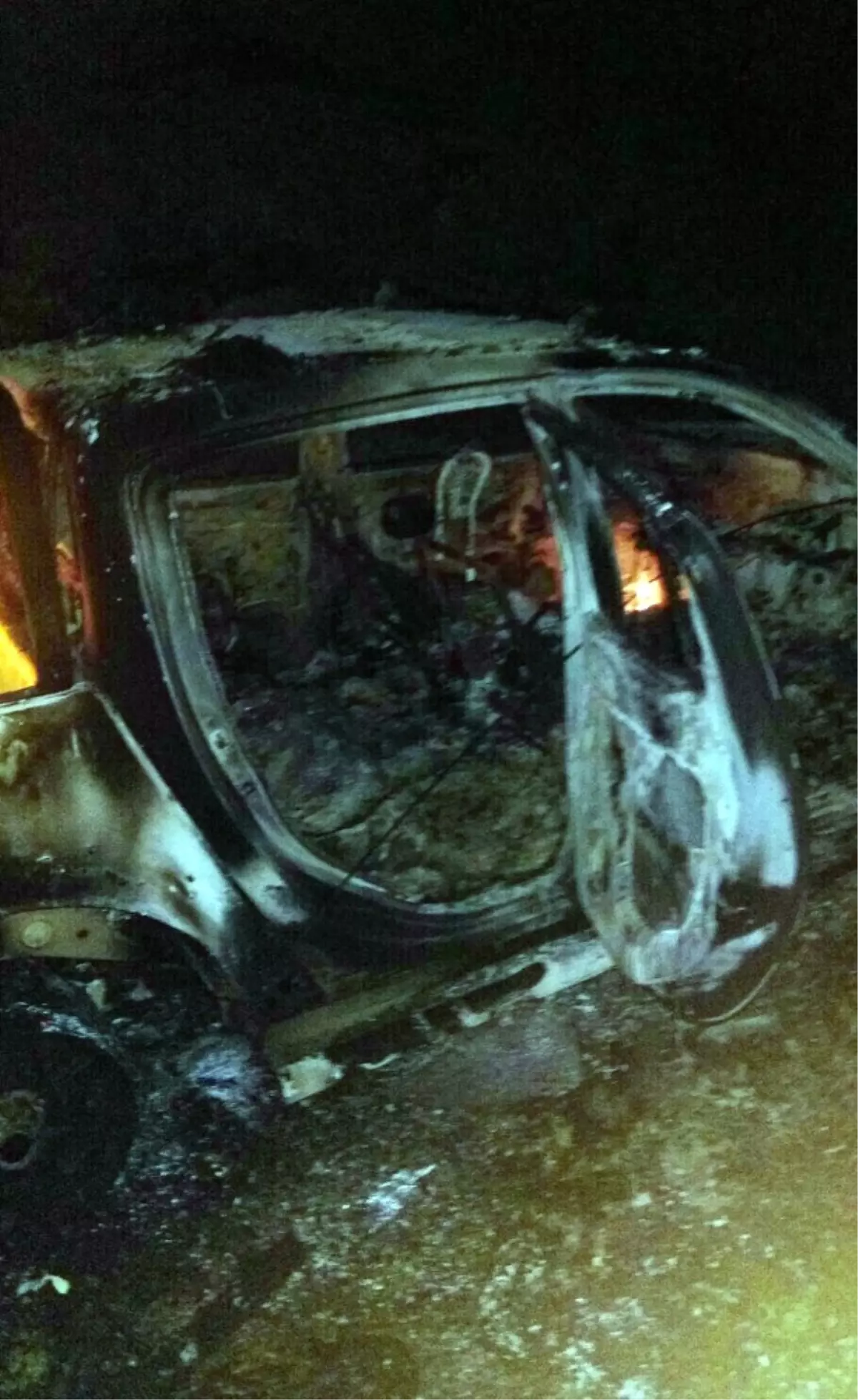 Şırnak'ta Yol Kesen PKK'lılar Araç Yaktı