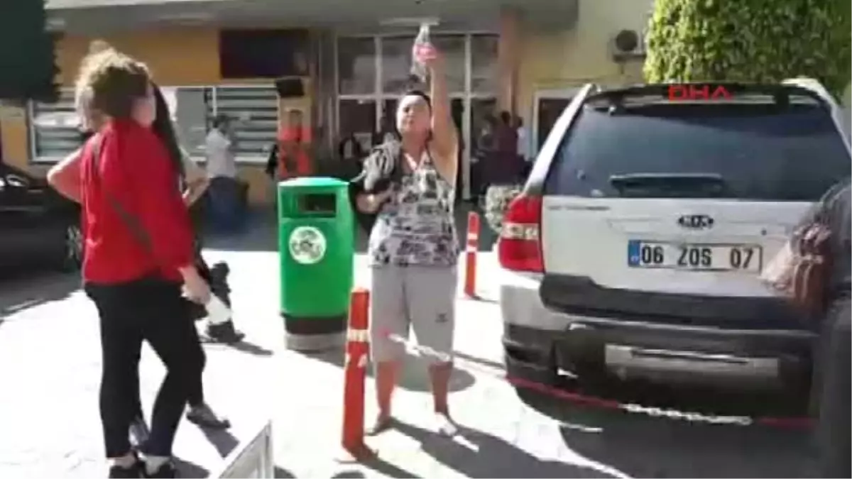 O Polisler, Dövdükleri Kırgız Kadını Daha Önce Boğulmaktan Kurtarmış