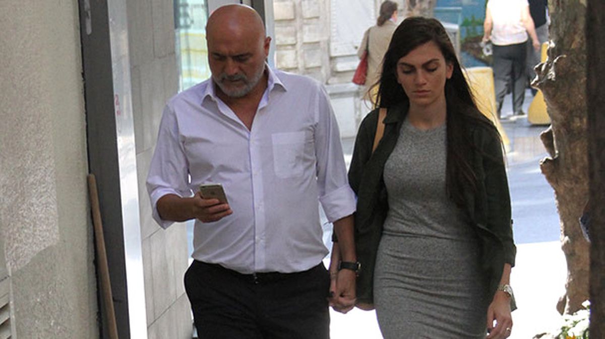 Hikmet Karaman ve Genç Eşi, Liseli Aşıklar Gibi! El Ele Görüntülendiler