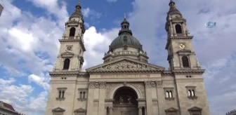 Macaristan'da, Aziz İstvan Katedrali Meydanı'nda Yüzlerce Tabak Aşure Dağıtıldı