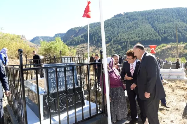 27 Yıl Önce Şehit Düşen Köy Muhtarı ve Eşi, Mezarı Başında Anıldı 27 Yıl Önce Şehit Düşen Köy Muhtarı ve Eşi, Mezarı Başında Anıldı