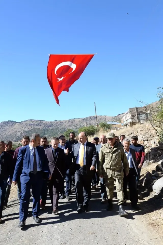 27 Yıl Önce Şehit Düşen Köy Muhtarı ve Eşi, Mezarı Başında Anıldı 27 Yıl Önce Şehit Düşen Köy Muhtarı ve Eşi, Mezarı Başında Anıldı