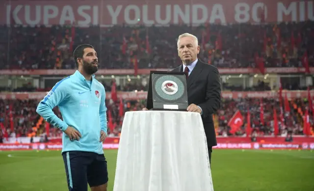 Eskişehir’de Taraftarlar, İzlanda Maçı Öncesi Plaket Alan Arda Turan’ı Islıkladı