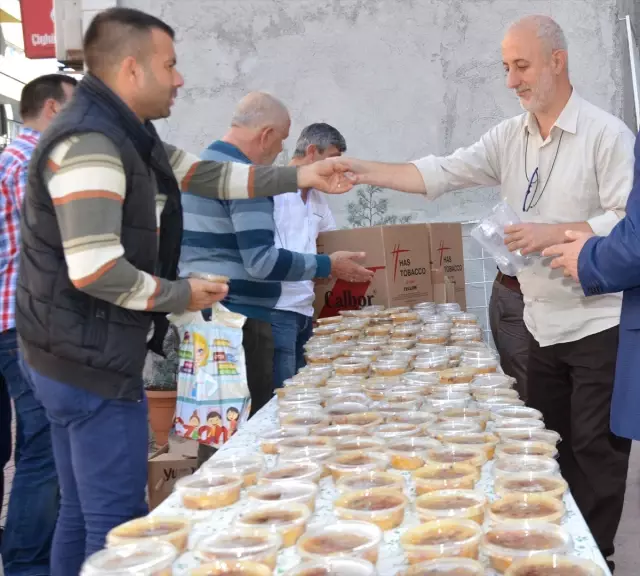 Karamürsel'de Aşure Dağıtıldı