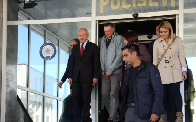 Kılıçdaroğlu, Asker Oğluna Sarılarak Sivas'tan Ayrıldı Kılıçdaroğlu, Asker Oğluna Sarılarak Sivas'tan Ayrıldı