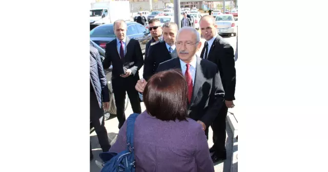 Kılıçdaroğlu, Asker Oğluna Sarılarak Sivas'tan Ayrıldı Kılıçdaroğlu, Asker Oğluna Sarılarak Sivas'tan Ayrıldı