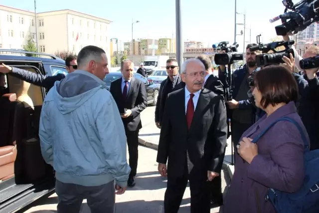 Kılıçdaroğlu, Asker Oğluna Sarılarak Sivas'tan Ayrıldı Kılıçdaroğlu, Asker Oğluna Sarılarak Sivas'tan Ayrıldı