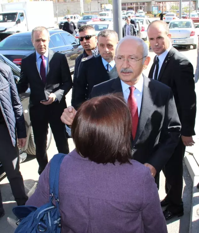Kılıçdaroğlu, Asker Oğluna Sarılarak Sivas'tan Ayrıldı Kılıçdaroğlu, Asker Oğluna Sarılarak Sivas'tan Ayrıldı