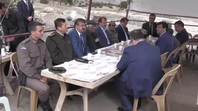 Başbakan Yardımcısı Çavuşoğlu, Şehit Ailelerini Ziyaret Etti Başbakan Yardımcısı Çavuşoğlu, Şehit Ailelerini Ziyaret Etti