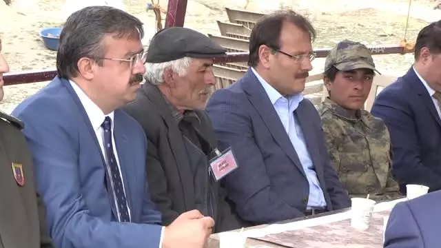 Başbakan Yardımcısı Çavuşoğlu, Şehit Ailelerini Ziyaret Etti Başbakan Yardımcısı Çavuşoğlu, Şehit Ailelerini Ziyaret Etti