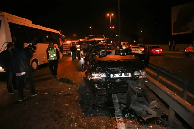 Çekiciye Yüklenen Araçlara Taksi Çarptı: 1 Ölü, 3 Yaralı Çekiciye Yüklenen Araçlara Taksi Çarptı: 1 Ölü, 3 Yaralı