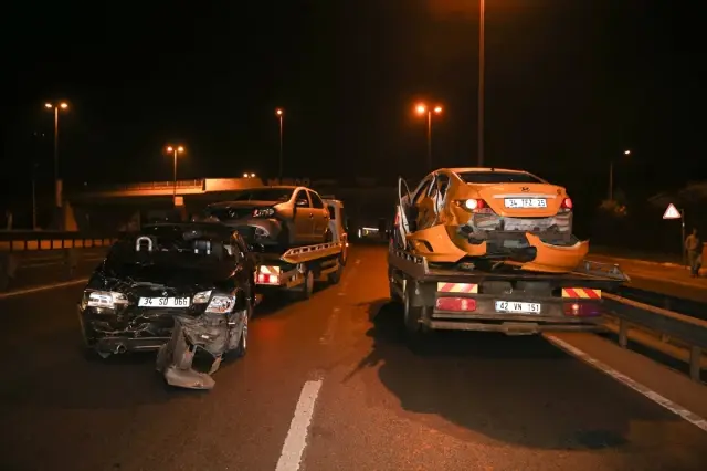 Çekiciye Yüklenen Araçlara Taksi Çarptı: 1 Ölü, 3 Yaralı Çekiciye Yüklenen Araçlara Taksi Çarptı: 1 Ölü, 3 Yaralı