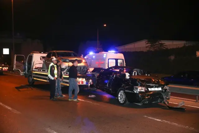 Çekiciye Yüklenen Araçlara Taksi Çarptı: 1 Ölü, 3 Yaralı Çekiciye Yüklenen Araçlara Taksi Çarptı: 1 Ölü, 3 Yaralı
