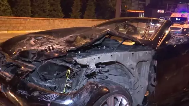 Çekiciye Yüklenen Araçlara Taksi Çarptı: 1 Ölü, 3 Yaralı Çekiciye Yüklenen Araçlara Taksi Çarptı: 1 Ölü, 3 Yaralı