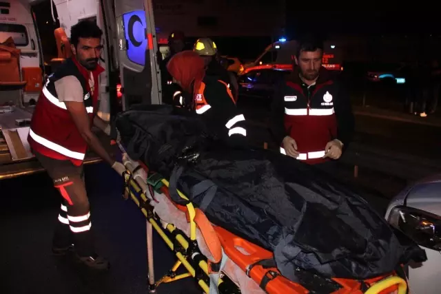 İstanbul'da Feci Kaza: 1 Ölü, 3 Yaralı İstanbul'da Feci Kaza: 1 Ölü, 3 Yaralı