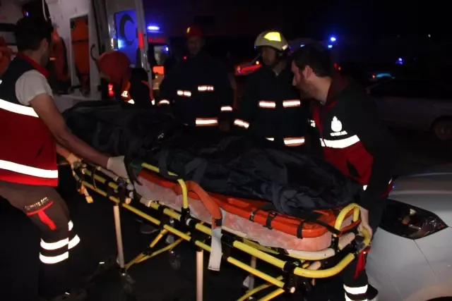 Küçükçekmece'de Feci Kaza: 1 Ölü, 3 Yaralı Küçükçekmece'de Feci Kaza: 1 Ölü, 3 Yaralı