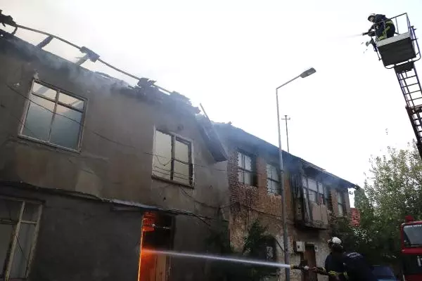 Antalya'da Madde Bağımlılarının Kullandığı 3 Metruk Bina Yandı!