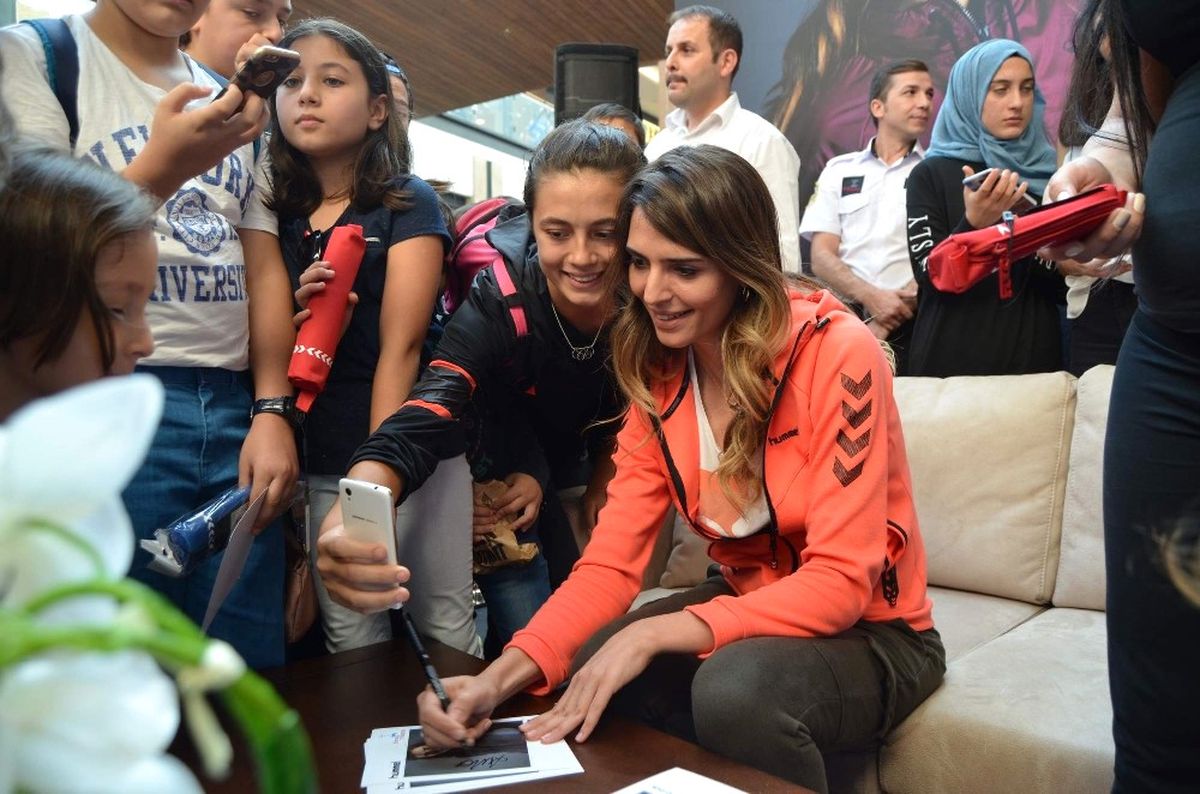 Survivor Merve Aydın Trabzon'da Çocuklarla Buluştu