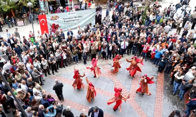 Taşdelen, Kızılay'da Vatandaşlara Aşure Dağıttı