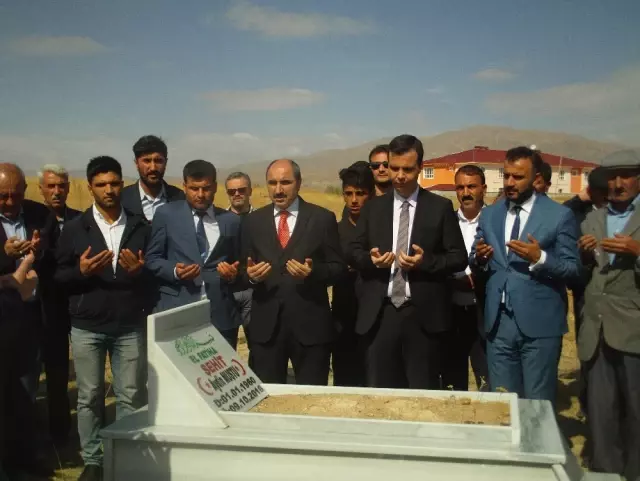 PKK'nın Şehit Ettiği Muştu Kabri Başında Anıldı PKK'nın Şehit Ettiği Muştu Kabri Başında Anıldı