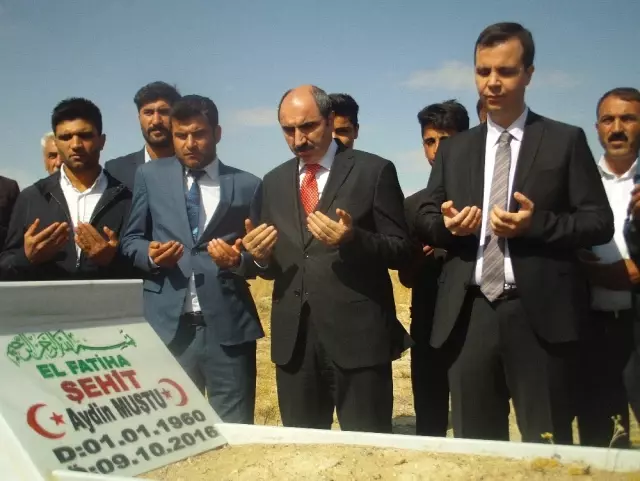 PKK'nın Şehit Ettiği Muştu Kabri Başında Anıldı PKK'nın Şehit Ettiği Muştu Kabri Başında Anıldı
