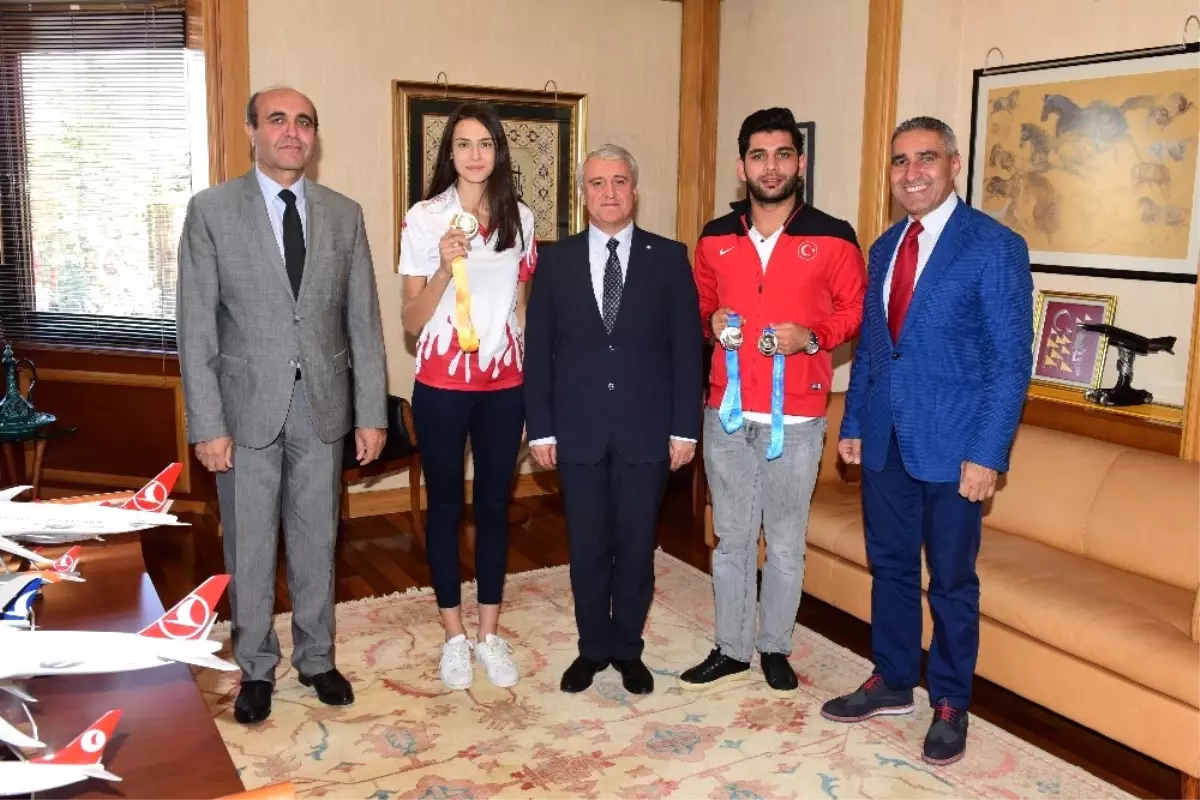 Anadolu Üniversitesinin Ödüllü Sporcularından Rektör Gündoğan'a Ziyaret