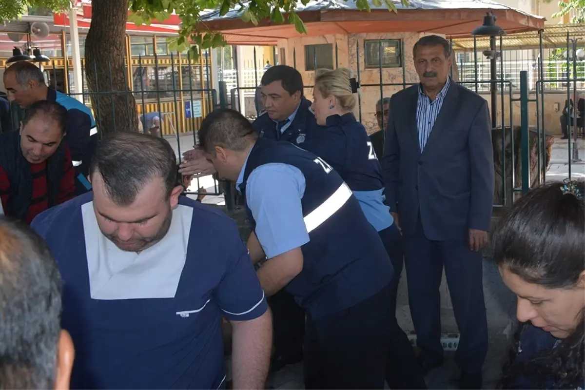 Dinar Belediyesi Vatandaşlara Aşure Dağıttı