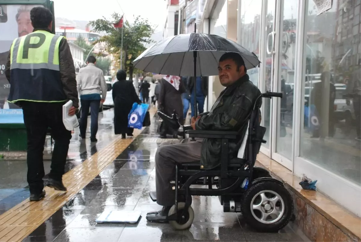 Engelli Vatandaş Tartıcılık Yaparak Ailesine Destek Olmaya Çalışıyor