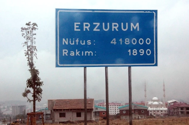 Erzurum'un Yüksek Kesimlerine Mevsimin Üçüncü Karı Yağdı