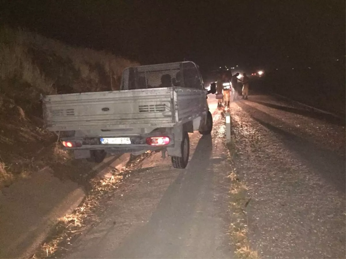 Kamyonet Şarampole Yuvarlandı: 2 Yaralı