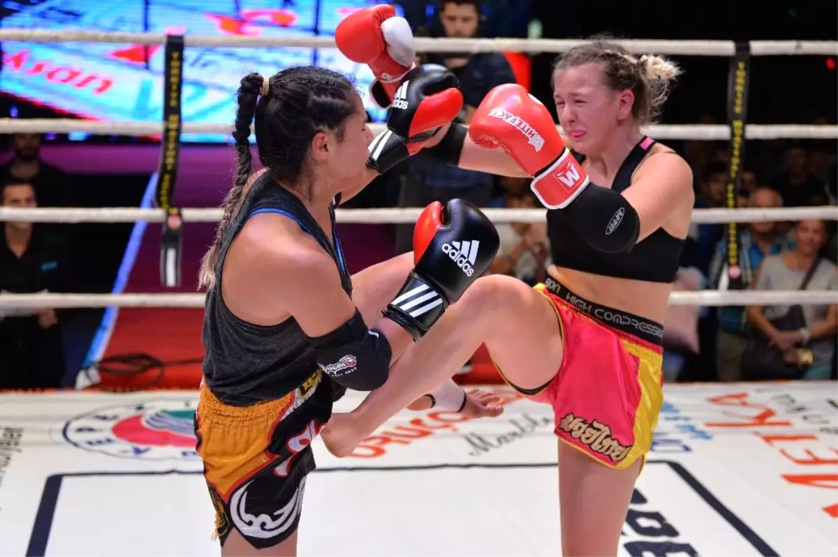 Muratpaşa Kent Meydanı'nda Muay Thai Heyecanı