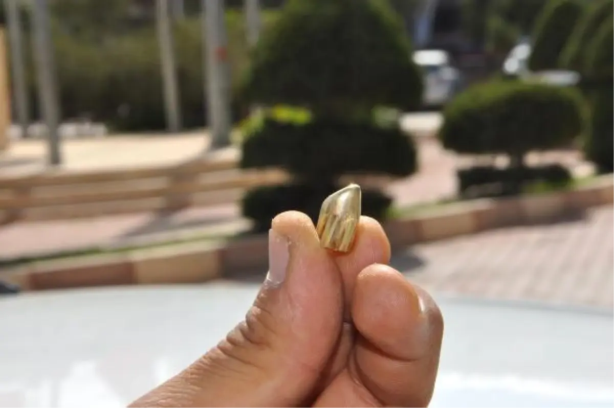 Otomobiline 'Yorgun Mermi' İsabet Etti