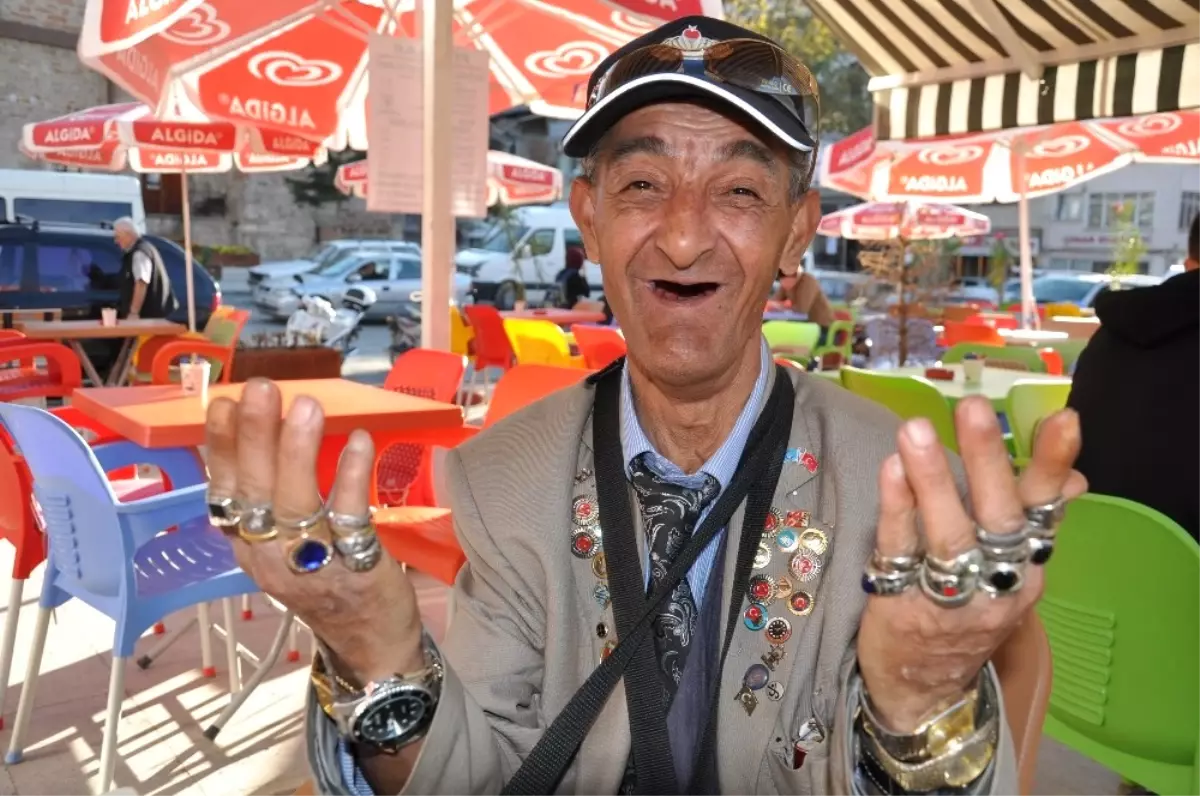 Simavlı Ahmet İlkılıç, 30 Adet Rozet, 30 Adet Yüzük ve 6 Adet Saat Kullanıyor
