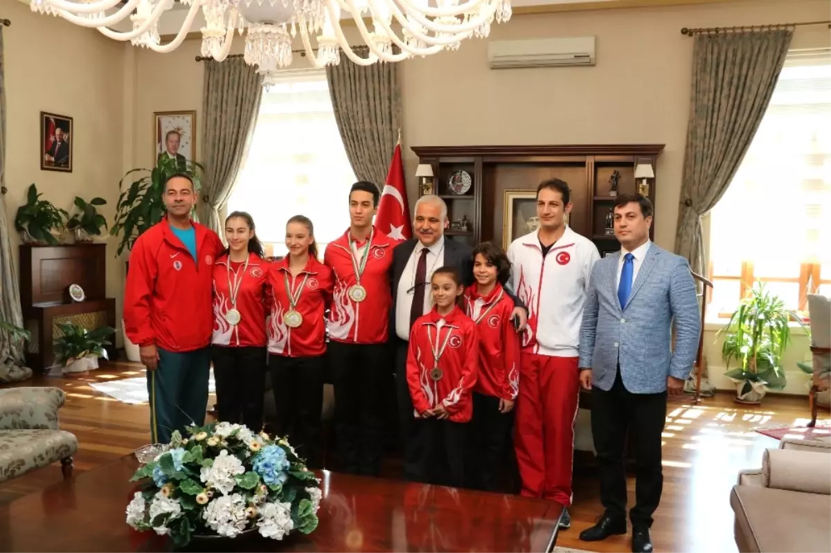 Vali Güvençer'den Altın Çocuklara Bisiklet