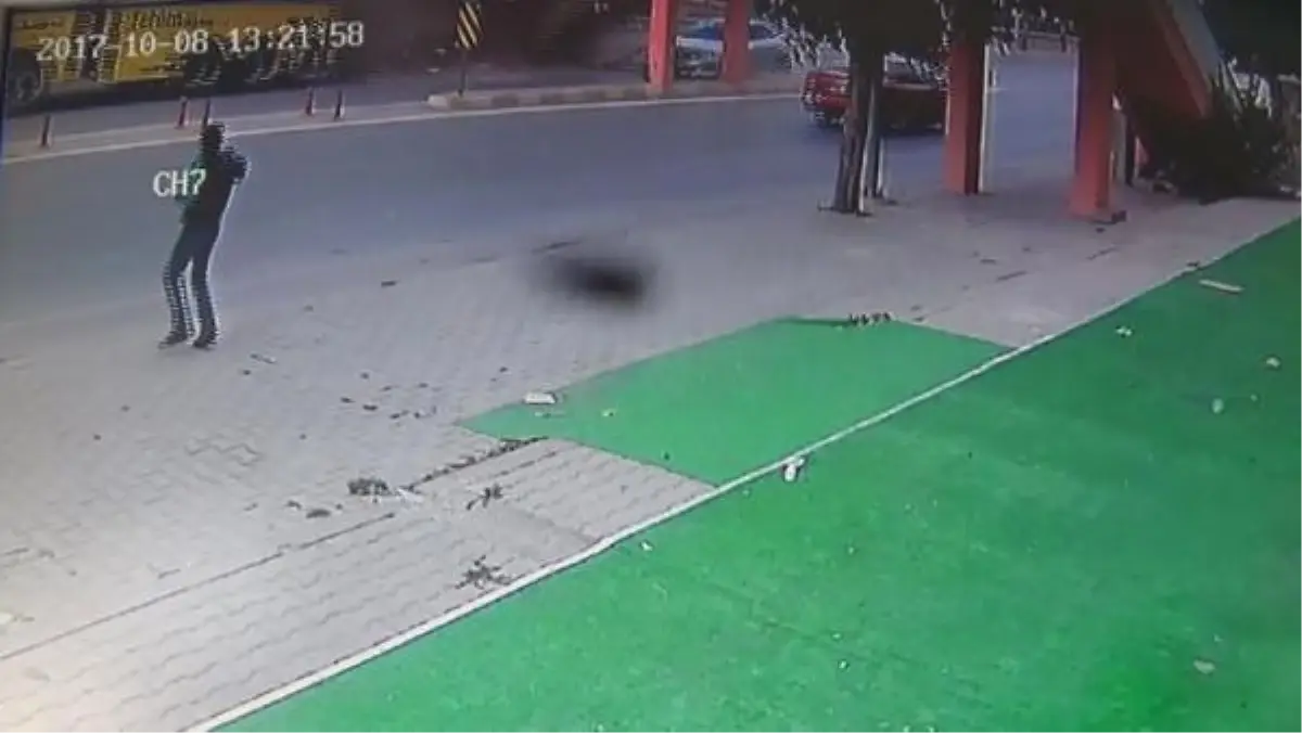 Vincin Çarptığı Üst Geçidin Otomobilin Üzerine Çökme Anı Kamerada