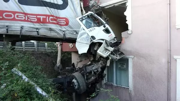 Binaya Çarpan Tır'ın Sürücüsü Öldü